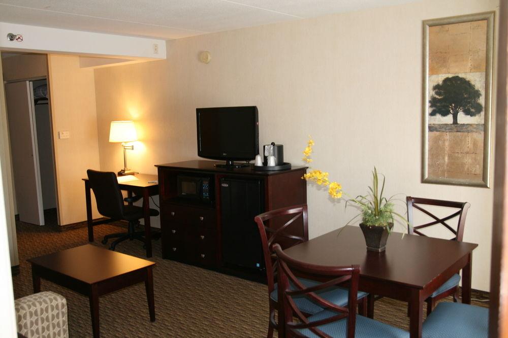 Fairfield Inn & Suites Springfield Enfield Exterior photo